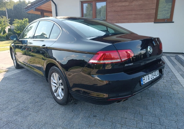 Volkswagen Passat cena 67000 przebieg: 105000, rok produkcji 2018 z Przasnysz małe 56